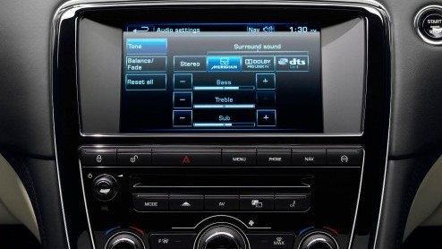 Voor het komende modeljaar vernieuwt Jaguar de XF en de XJ. Het belangrijkste nieuws bestaat uit de introductie van viercilinder turbomotoren, start/stop-techniek, aangepaste wielophanging en betere i