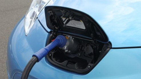 Nissan wil de ontwikkeling van goedkopere en kleinere snelladers voor elektrische autos versnellen. Daarvoor is het een samenwerking aangegaan met Europese partners op het gebied van elektrische infr
