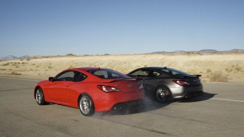 Hyundai neemt nog meer spierballen mee naar Detroit, want naast de Veloster Turbo debuteert ook de vernieuwde Genesis Coup, met nog sterkere motoren, opgewaardeerd interieur en achttrapsautomaat.
