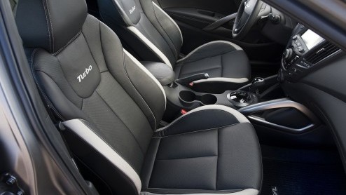 Hij zat er al aan te komen en is nu officieel: de Hyundai Veloster Turbo. Met 201 pk onder de kap krijgt de sportcoup nu precies datgene waar het tot nu toe aan ontbrak: lekker veel kracht! In Detroi