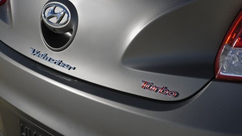 Hij zat er al aan te komen en is nu officieel: de Hyundai Veloster Turbo. Met 201 pk onder de kap krijgt de sportcoup nu precies datgene waar het tot nu toe aan ontbrak: lekker veel kracht! In Detroi