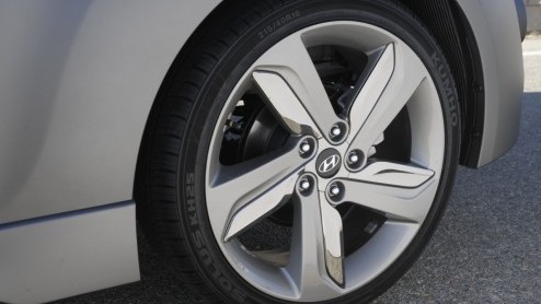 Hij zat er al aan te komen en is nu officieel: de Hyundai Veloster Turbo. Met 201 pk onder de kap krijgt de sportcoup nu precies datgene waar het tot nu toe aan ontbrak: lekker veel kracht! In Detroi