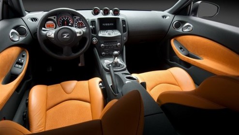 Nissan stelt de 370Z voor als opvolger van de aansprekende 350Z. Vanzelfsprekend zijn motor- en rijprestraties naar een hoger peil getild, maar in afmetingen blijkt de nieuweling niet gegroeid, intege