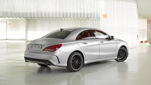 Ook de Mercedes-Benz CLA is onthuld. Niet op de beursvloer van Detroit, maar tijdens een presentatie aan de vooravond van de show. Het 'grote' publiek krijgt de auto te zien op de Fashion Week in Berl