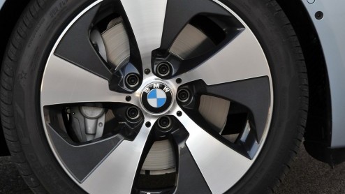 Ook BMW heeft zich op het pad der hybride autos begeven, maar echt van harte gaat dat niet. Aan de ActiveHybrid-vloot van 5, 7 en X6 is nu ook de 3-serie toegevoegd, maar al wordt die hier wel verk