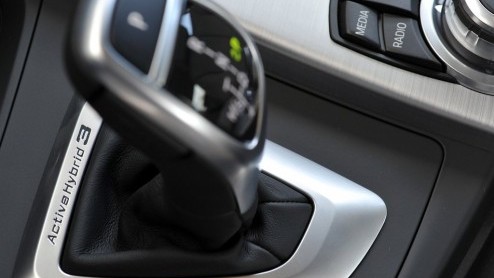 Ook BMW heeft zich op het pad der hybride autos begeven, maar echt van harte gaat dat niet. Aan de ActiveHybrid-vloot van 5, 7 en X6 is nu ook de 3-serie toegevoegd, maar al wordt die hier wel verk