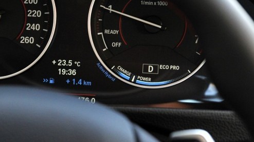Ook BMW heeft zich op het pad der hybride autos begeven, maar echt van harte gaat dat niet. Aan de ActiveHybrid-vloot van 5, 7 en X6 is nu ook de 3-serie toegevoegd, maar al wordt die hier wel verk