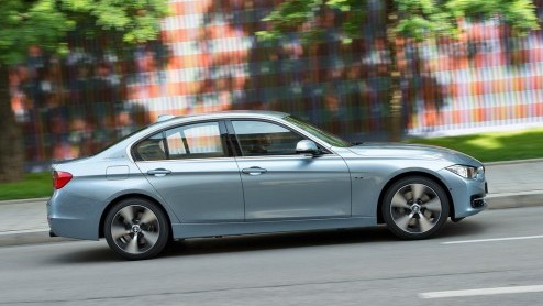Ook BMW heeft zich op het pad der hybride autos begeven, maar echt van harte gaat dat niet. Aan de ActiveHybrid-vloot van 5, 7 en X6 is nu ook de 3-serie toegevoegd, maar al wordt die hier wel verk