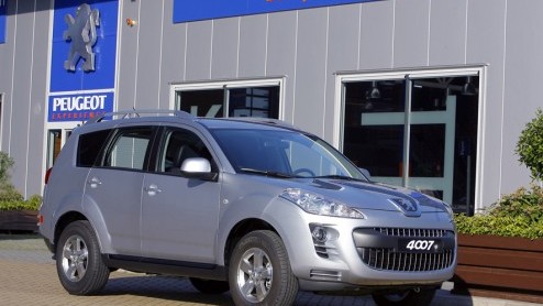 Na de komst van de Peugeot 4007 in personenwagen uitvoering is het nu de tijd voor de bedrijfsauto variant Commercial. Stoer Frans rijden met oog voor de zaak en off-road terrein.