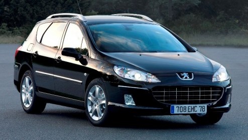 Goed kijken! Peugeot heeft de 407 bijgepunt. De designers werden opnieuw aan het werk gezet en ook de technici toonden opnieuw hun kunnen. In de loop van de zomer staat de vernieuwde Fransman in de sh