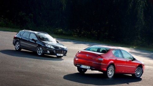 Goed kijken! Peugeot heeft de 407 bijgepunt. De designers werden opnieuw aan het werk gezet en ook de technici toonden opnieuw hun kunnen. In de loop van de zomer staat de vernieuwde Fransman in de sh