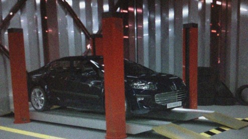 Terwijl alle oren en ogen op de nieuwe Peugeot 3008 gericht zijn, duikt ondertussen de 408 alweer op! De in 2010 te onthullen Fransman werd op de gevoelige plaat vastgelegd in een geheime stalling.