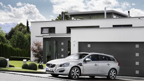 Dit jaar gaan de eerste exemplaren van de Volvo V60 (D6) plug-in Hybrid in ons land de weg op. Een Zweeds exemplaar trok deze week alvast de aandacht in Amsterdam door filmmateriaal op te nemen. Camer