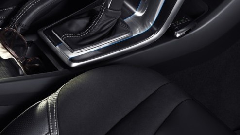 Volvo introduceert in Parijs twee nieuwe varianten van de V40: de V40 R-Design en V40 Cross Country. Die eerste is een sportief uitgedoste variant en wordt alvast nu aangekondigd en digitaal voorgeste