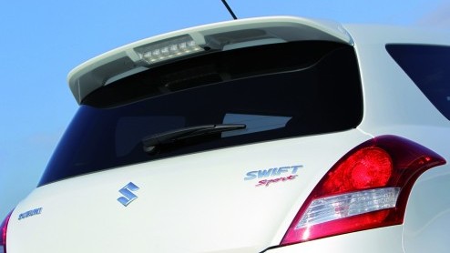 De nieuwe Suzuki Swift is inmiddels geen onbekende meer op de Nederlandse wegen. En ding had hij voor de sportievelingen nog wel nodig; een beetje pit. De Japanners houden de traditie in ere en hebbe