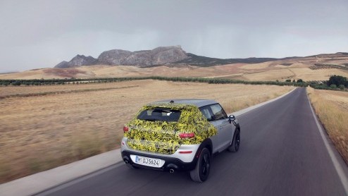 Het studiemodel dateert alweer uit 2010 maar het gaat dan toch echt gebeuren. MINI komt met de Paceman en toont de eerste beelden van een minimaal gecamoufleerd model.