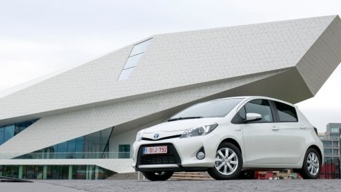 Toyota heeft het alternatief voor de compacte spaardiesel in aantocht. Is het er een op LPG of aardgas? Nee, de Japanners wedden - bijna traditiegetrouw - op een hybride met benzinemotor. De Yaris hyb
