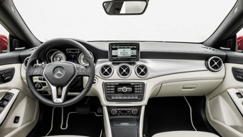 Ook de Mercedes-Benz CLA is onthuld. Niet op de beursvloer van Detroit, maar tijdens een presentatie aan de vooravond van de show. Het 'grote' publiek krijgt de auto te zien op de Fashion Week in Berl