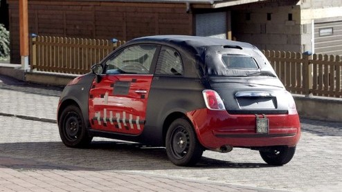 Groot nieuws. Dat het snoepje van Fiat, de 500, ook als Cabrio komt wisten we al, maar vandaag hebben we de eerste beelden dat het dak er af gaat! Nou ja, bijna.