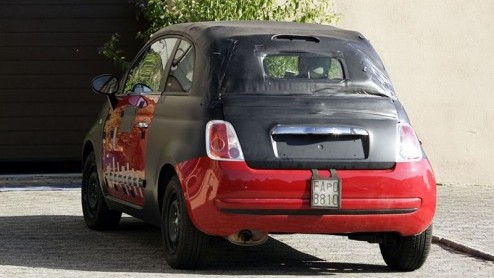 Groot nieuws. Dat het snoepje van Fiat, de 500, ook als Cabrio komt wisten we al, maar vandaag hebben we de eerste beelden dat het dak er af gaat! Nou ja, bijna.