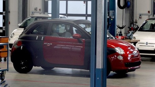 Groot nieuws. Dat het snoepje van Fiat, de 500, ook als Cabrio komt wisten we al, maar vandaag hebben we de eerste beelden dat het dak er af gaat! Nou ja, bijna.