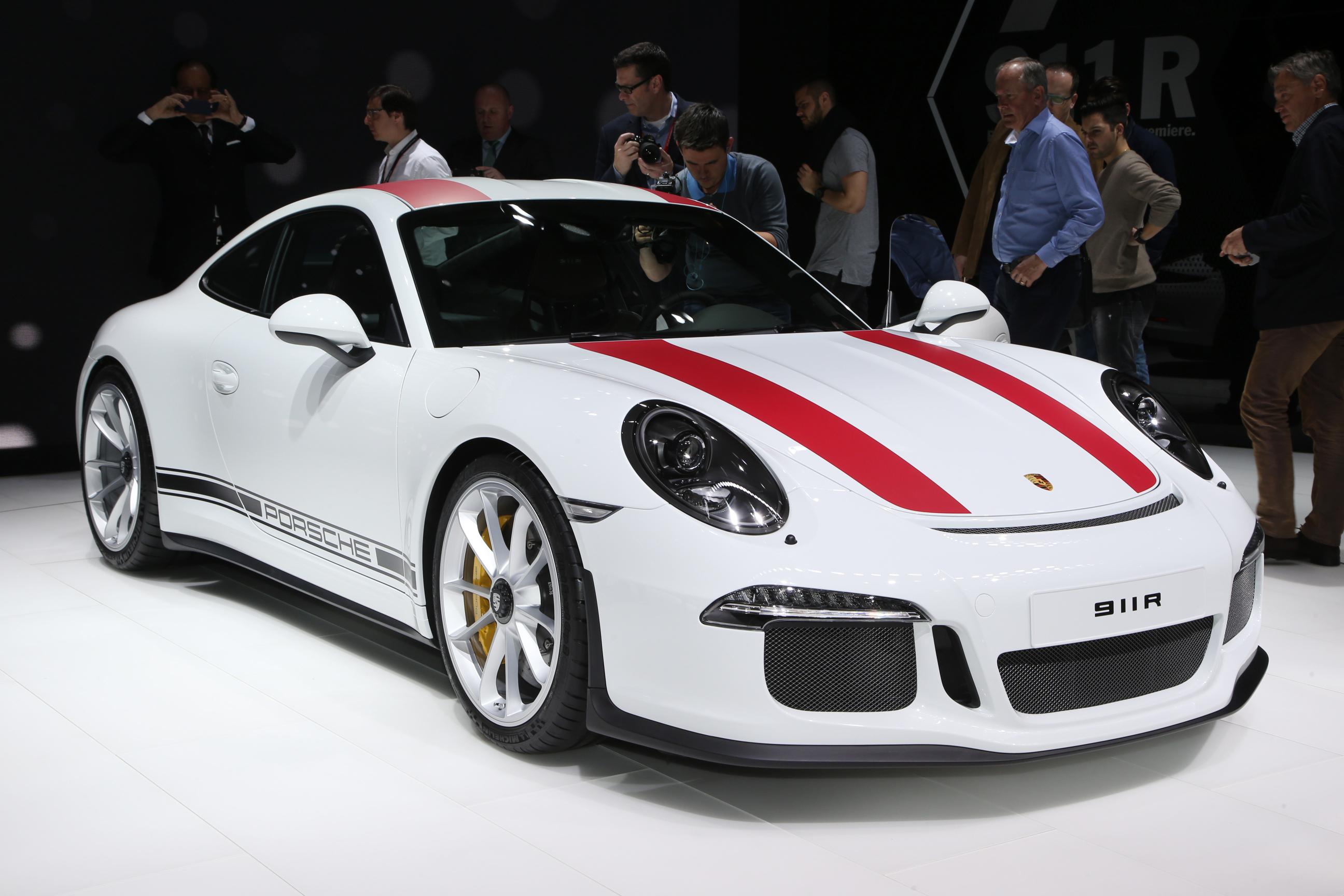 Porsche ontwikkelt de 911R als lichtste Porsche 911 ooit. De smaakmaker komt in een oplage van 991 stuks op de markt.