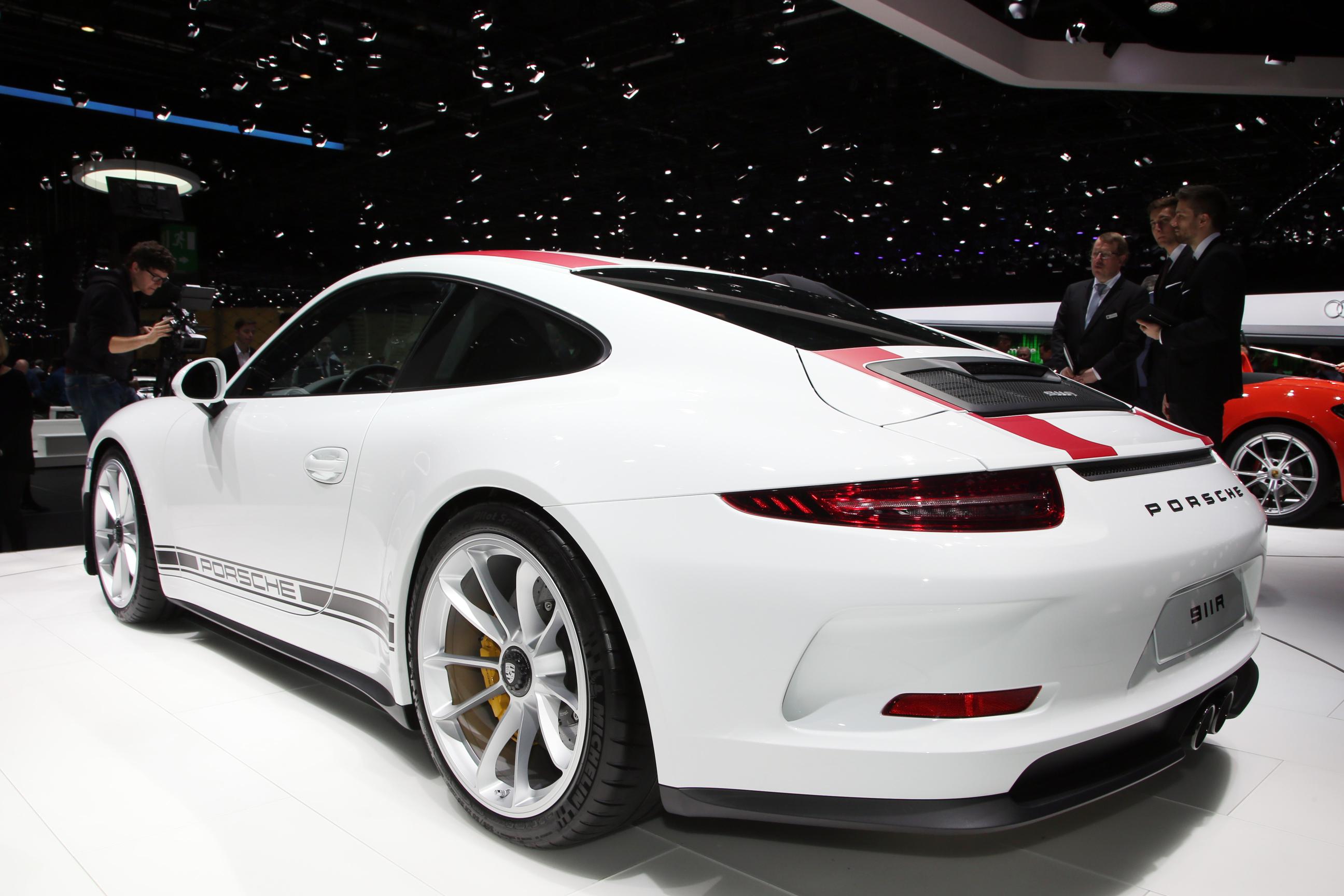 Porsche ontwikkelt de 911R als lichtste Porsche 911 ooit. De smaakmaker komt in een oplage van 991 stuks op de markt.