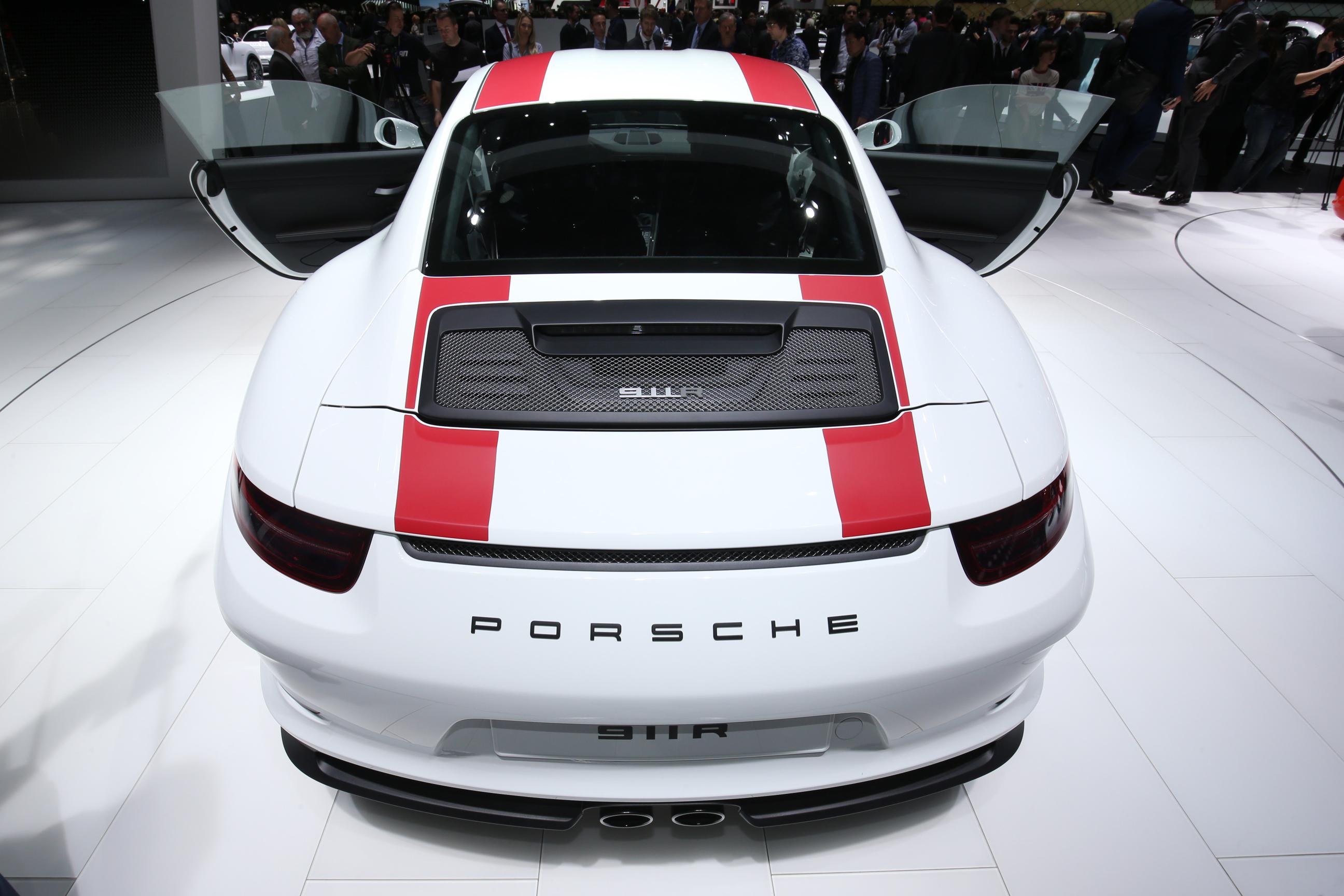 Porsche ontwikkelt de 911R als lichtste Porsche 911 ooit. De smaakmaker komt in een oplage van 991 stuks op de markt.