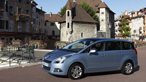 Peugeot implementeert e-HDi techniek in steeds meer modellen. Nu zijn de 3008 en 5008 aan de beurt. Het start/stop-systeem en de omkeerbare dynamo draagt natuurlijk bij aan lagere CO2-cijfers.