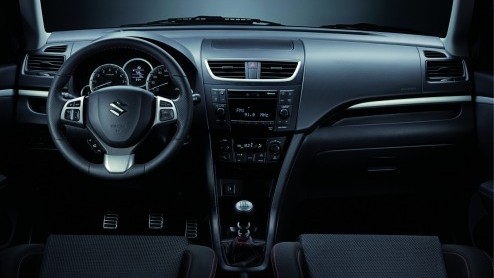 De nieuwe Suzuki Swift is inmiddels geen onbekende meer op de Nederlandse wegen. En ding had hij voor de sportievelingen nog wel nodig; een beetje pit. De Japanners houden de traditie in ere en hebbe