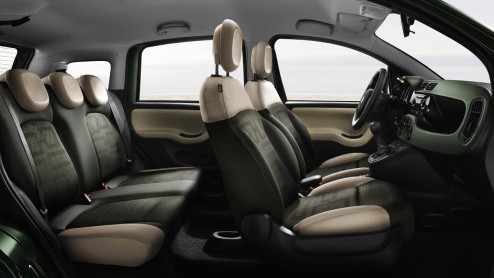 Sinds jaar en dag is de Fiat Panda in allerlei smaken verkrijgbaar. In navolging van zijn voorgangers levert Fiat binnenkort ook weer een stoere Panda 4x4 en een Panda Natura Power op aardgas. Nieuw i