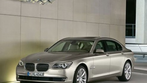 Met nog enkele dagen voor de introductie te gaan, kunnen we nu al een definitieve blik werpen op de nieuwe BMW 7-serie. Het nieuwe vlaggenschip straalt zijn taak met sportiviteit en elegantie uit.