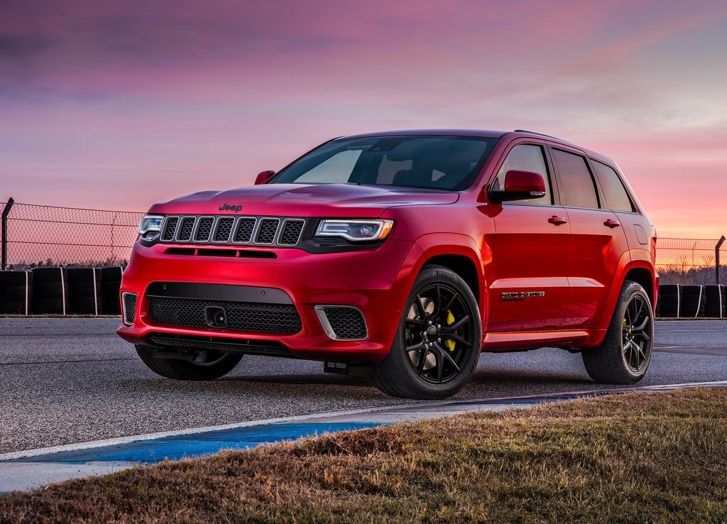 Waren de bestaande sportversies nog niet genoeg? Dan biedt Jeep de Grand Cherokee nu ook als Trackhawk. V8, 707 pk en 0-100 in 3,5 seconden. De auto komt ook naar Nederland