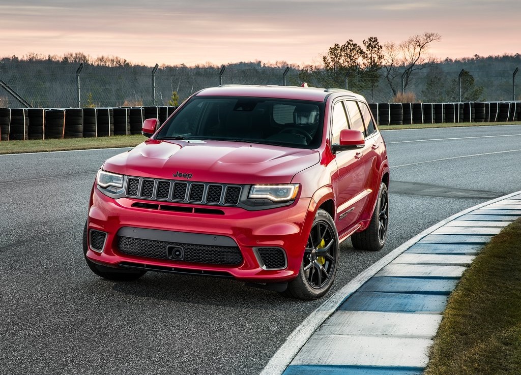 Waren de bestaande sportversies nog niet genoeg? Dan biedt Jeep de Grand Cherokee nu ook als Trackhawk. V8, 707 pk en 0-100 in 3,5 seconden. De auto komt ook naar Nederland