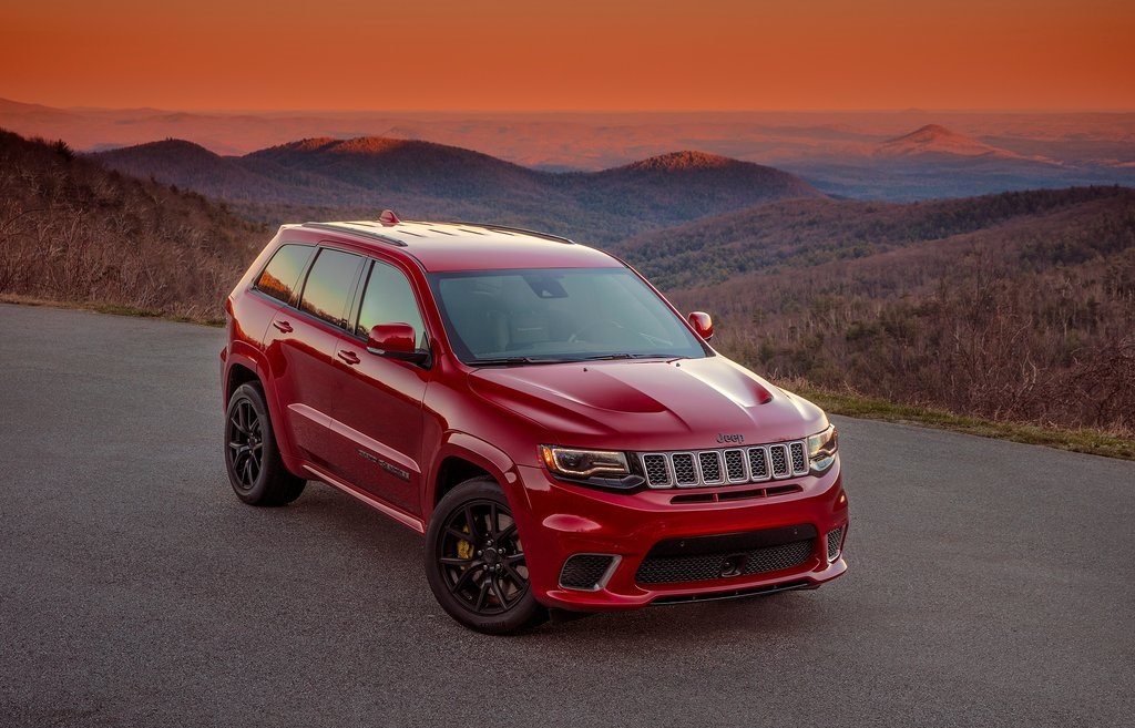 Waren de bestaande sportversies nog niet genoeg? Dan biedt Jeep de Grand Cherokee nu ook als Trackhawk. V8, 707 pk en 0-100 in 3,5 seconden. De auto komt ook naar Nederland