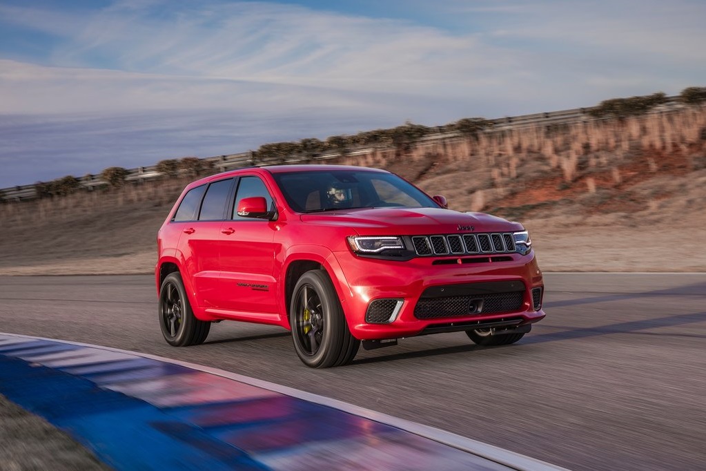 Waren de bestaande sportversies nog niet genoeg? Dan biedt Jeep de Grand Cherokee nu ook als Trackhawk. V8, 707 pk en 0-100 in 3,5 seconden. De auto komt ook naar Nederland