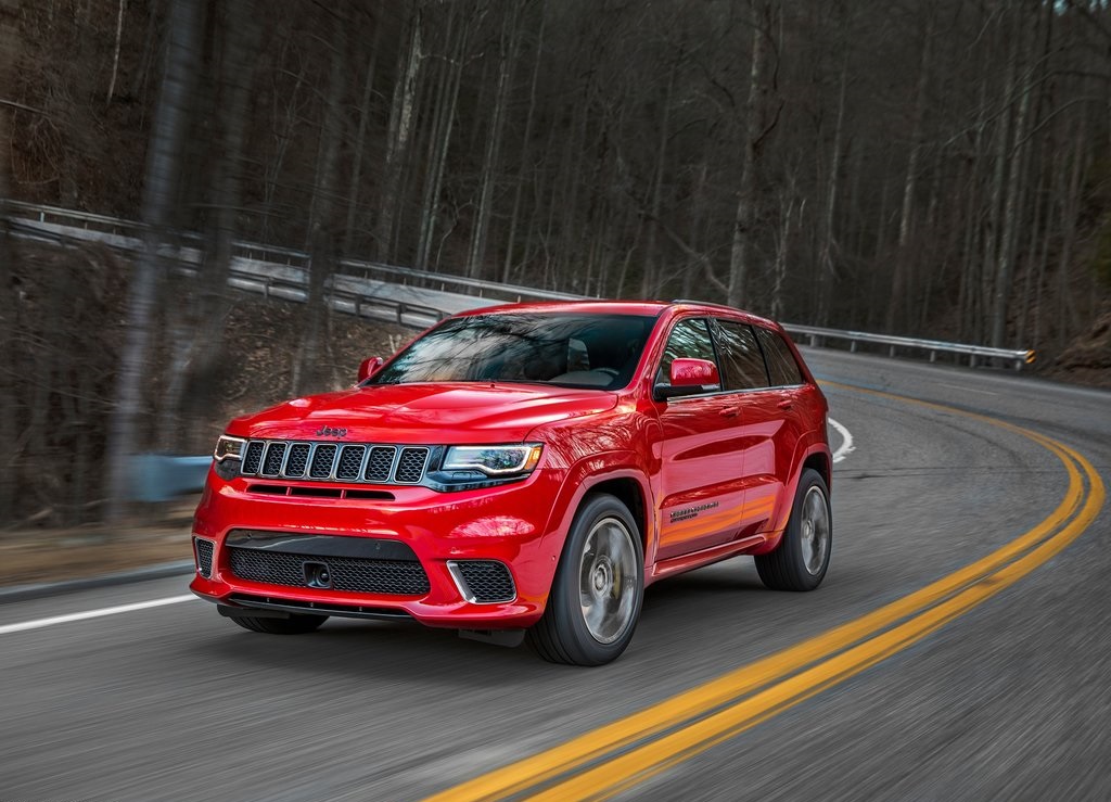 Waren de bestaande sportversies nog niet genoeg? Dan biedt Jeep de Grand Cherokee nu ook als Trackhawk. V8, 707 pk en 0-100 in 3,5 seconden. De auto komt ook naar Nederland