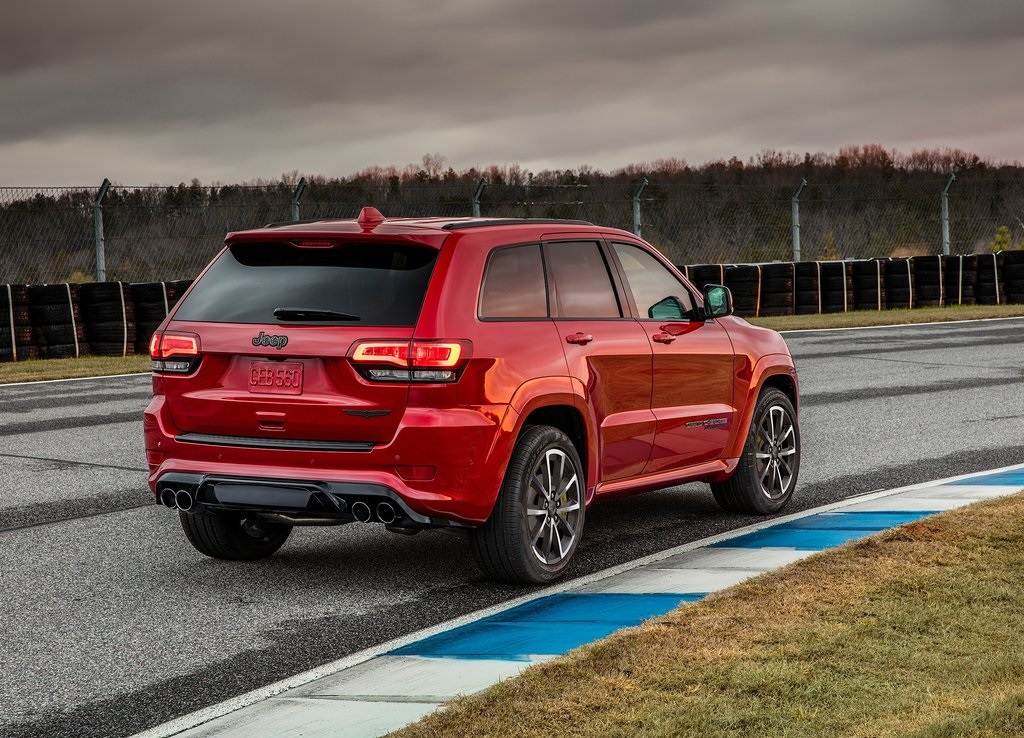 Waren de bestaande sportversies nog niet genoeg? Dan biedt Jeep de Grand Cherokee nu ook als Trackhawk. V8, 707 pk en 0-100 in 3,5 seconden. De auto komt ook naar Nederland