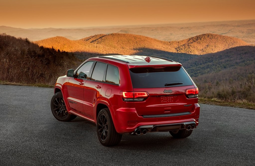 Waren de bestaande sportversies nog niet genoeg? Dan biedt Jeep de Grand Cherokee nu ook als Trackhawk. V8, 707 pk en 0-100 in 3,5 seconden. De auto komt ook naar Nederland