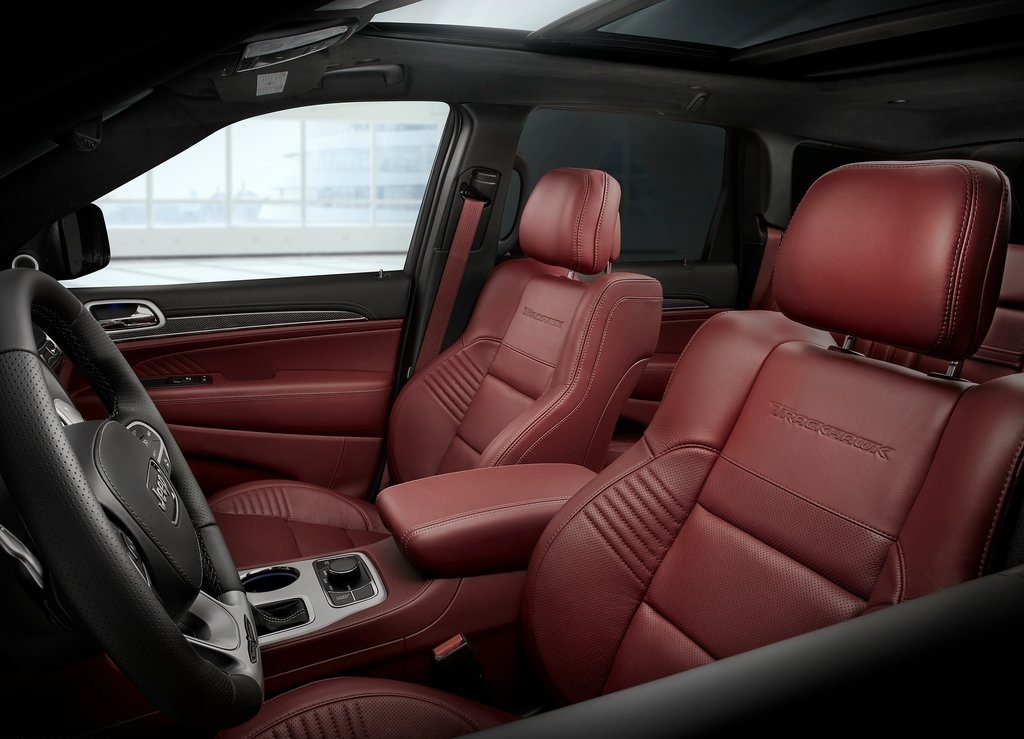 Waren de bestaande sportversies nog niet genoeg? Dan biedt Jeep de Grand Cherokee nu ook als Trackhawk. V8, 707 pk en 0-100 in 3,5 seconden. De auto komt ook naar Nederland