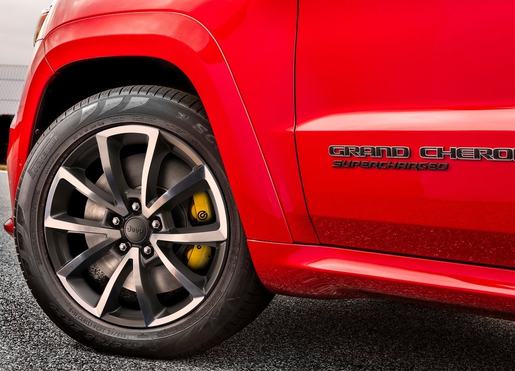 Waren de bestaande sportversies nog niet genoeg? Dan biedt Jeep de Grand Cherokee nu ook als Trackhawk. V8, 707 pk en 0-100 in 3,5 seconden. De auto komt ook naar Nederland