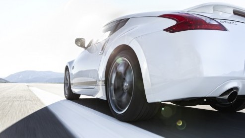 Het 40 jarige Europese jubileum van Nissans Z-modellen wordt gevierd met de 370Z GT Edition. De speciale serie wordt in een beperkte oplage gebouwd, verkrijgbaar in drie bijzondere kleuren. Met stripi