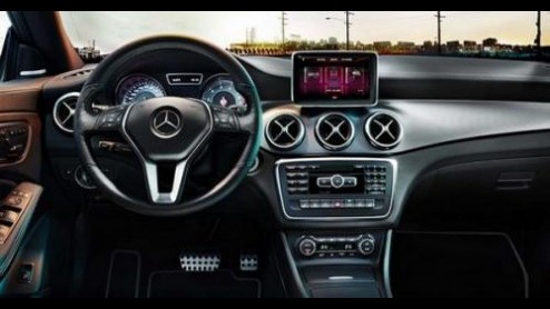 Nu de nieuwe A-Klasse van Mercedes-Benz bij de dealer staat is het tijd om uit te kijken naar nieuwe varianten. De vierdeurs CLA is al helemaal ongecamoufleerd gespot. Update: en vlak voor kerst hebbe