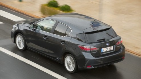 Lexus betreedt de wereld van de compacte middenklasser in het premiumsegment. Met de CT200h hebben de Japanners een antwoord op soortgenoten als de Audi A1, BMW 1 Serie en Volvo. Zij doen dat op hun e