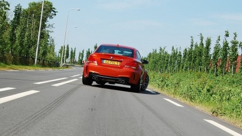 Men zegt wel eens; geen afscheid zonder vuurwerk. En dus komt BMW in de nadagen van de huidige 1 Serie met een spetterend topmodel, de 1 Serie M Coup. Voor 80 mille rijd je knallend de showroom uit m