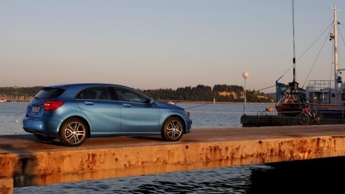 Mercedes-Benz zet in op groei. De nieuwe vijfdeurs A-Klasse geeft de aftrap om in het compacte segment nieuwe rijders aan te spreken en gooit het daarom over een hele andere boeg dan zijn voorganger.