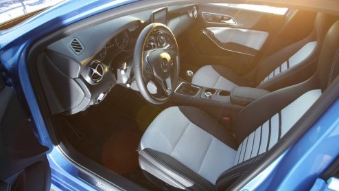 Mercedes-Benz zet in op groei. De nieuwe vijfdeurs A-Klasse geeft de aftrap om in het compacte segment nieuwe rijders aan te spreken en gooit het daarom over een hele andere boeg dan zijn voorganger.