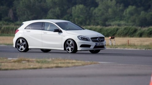 Mercedes-Benz zet in op groei. De nieuwe vijfdeurs A-Klasse geeft de aftrap om in het compacte segment nieuwe rijders aan te spreken en gooit het daarom over een hele andere boeg dan zijn voorganger.