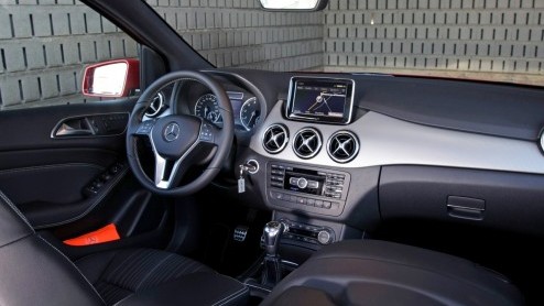 Kennen we 'm nog, de Mercedes-Benz B-Klasse? De functioneel vormgegeven MPV heeft een compleet nieuwe opvolger die gezien mag worden, ook nog eens lekker rijdt n vol zit met handige en veilige innova