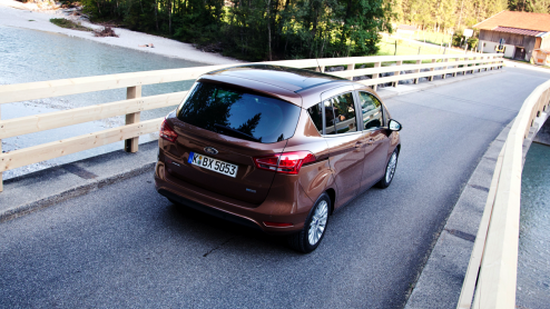 Ford weet wel hoe ze lekker rijdende en ruime MPVs moeten maken. Na de Galaxy, S-MAX en C-MAX is het nu tijd om er een kleintje bij te roepen, de B-MAX. Met onder andere een zuinige driecilinder Ec